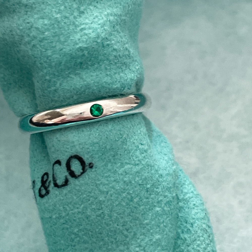 Tiffany & Co. Silver Ring with Green Gemstone - Picture 2 of 6